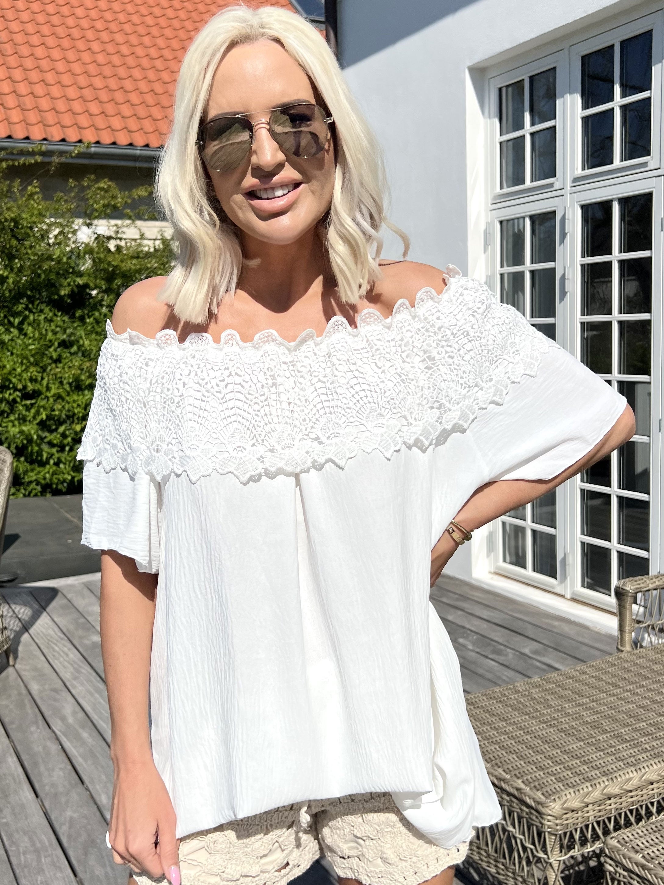 Sydney - Sød off shoulder tunika med broderinger